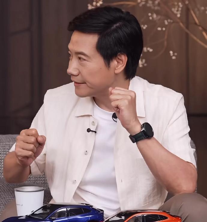 雷总直播的时候员工失误了，本来是想介绍纸巾盒的，然而工作人员却临时怎么找都找不到