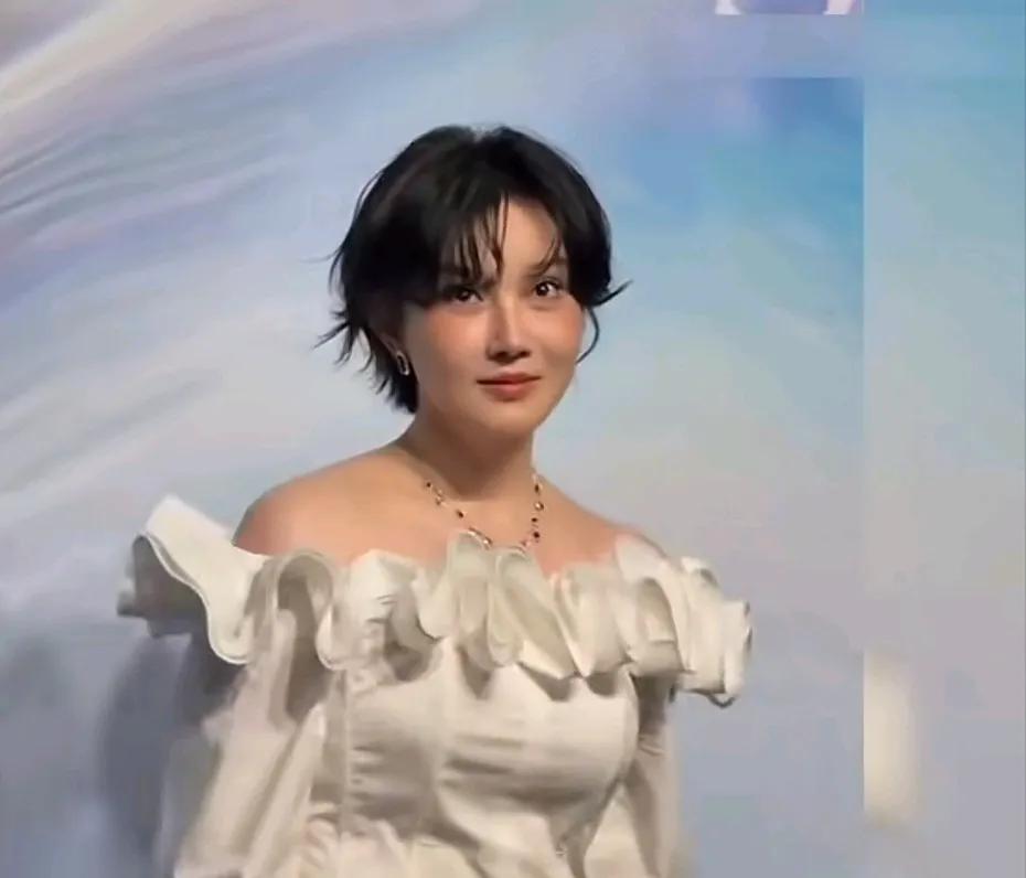 天呐，这不是一个人吧，看不出一点原来的样子，她曾经说公开曾认自己削骨十几
