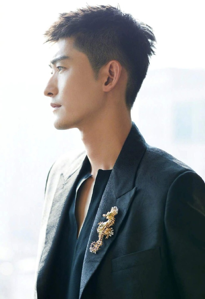 是妹妹是亲戚是邻居张翰被爆恋情后称是邻居朋友妹妹，今日张翰被拍到和美女一起去参