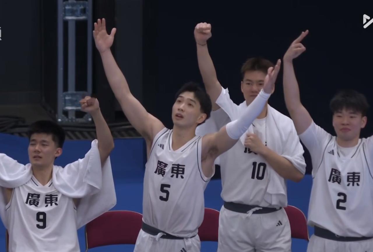 不服！广东U22男篮夺冠，辽宁球迷：第二节比赛存在主场哨，闫军的哨声帮助了广东队