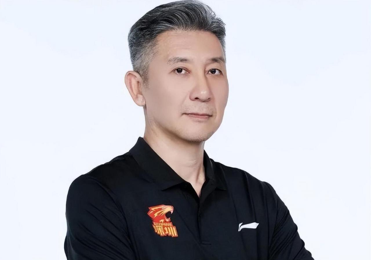 深圳男篮调整目标！在阵容齐整的情况下，深圳男篮近期还在不断升级阵容！除了签下阿