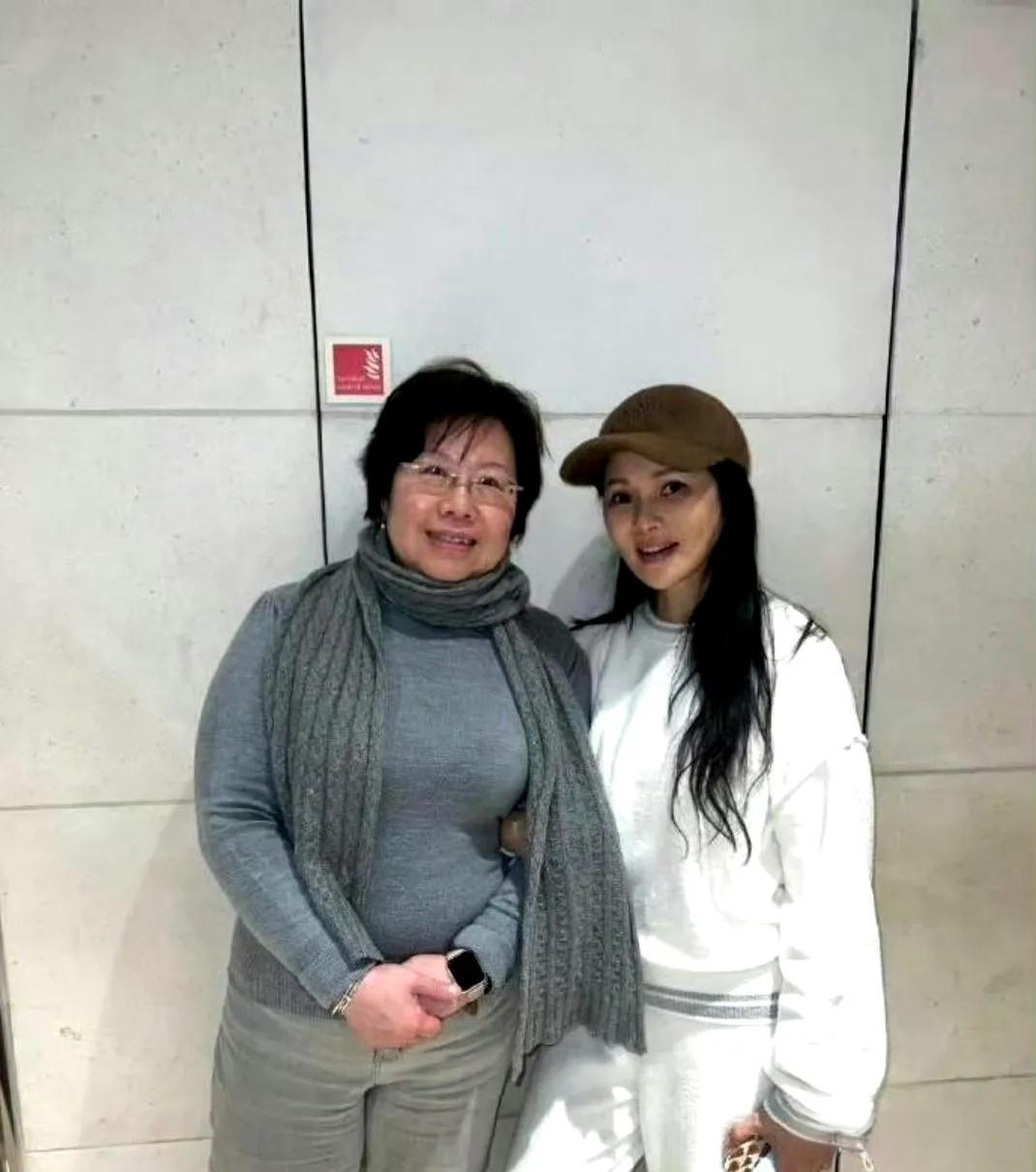 伊能静和同龄人合影看起来像是隔代，状态真好