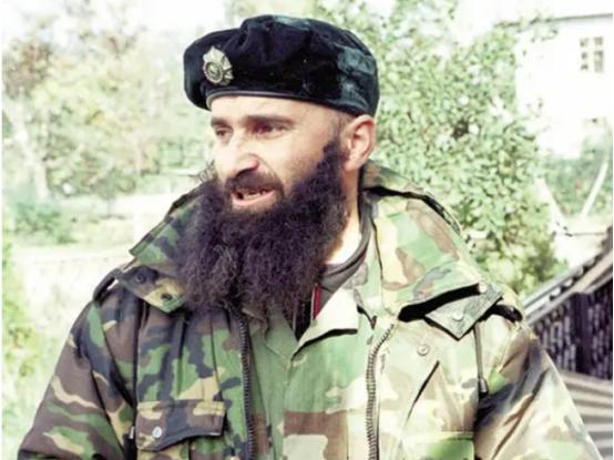 1996年4月，车臣“总统”杜达耶夫正在旷野打卫星电话。突然，两枚俄罗斯KH