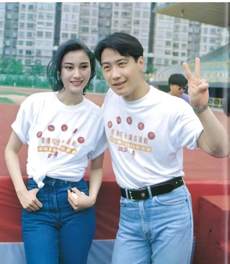 这是李嘉欣与黎明在香港参加活动时的一张照片，拍摄于上世纪90年代初期。那时候二人