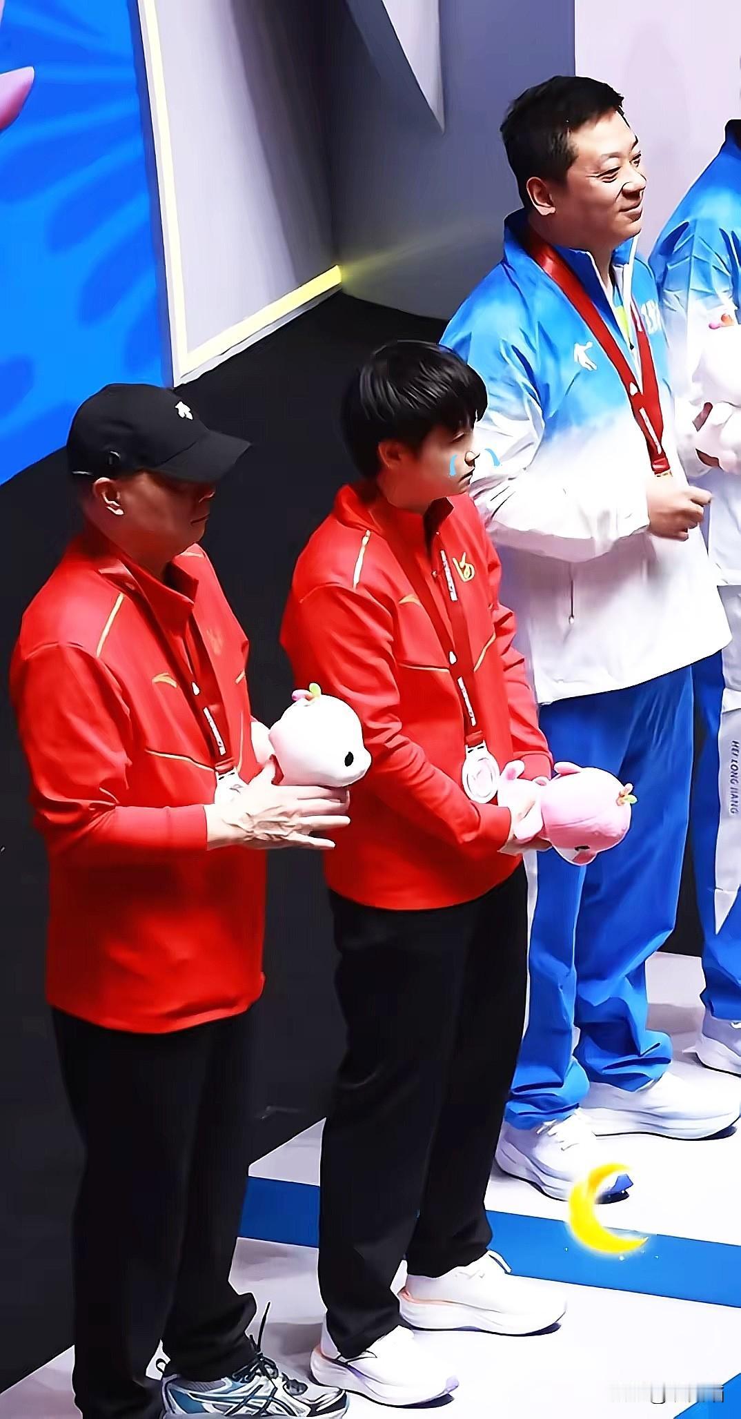 那一刻，镜头捕捉到的不仅是输赢。莎莎站在场边，眼神定定望着前方，嘴角微微下抿。