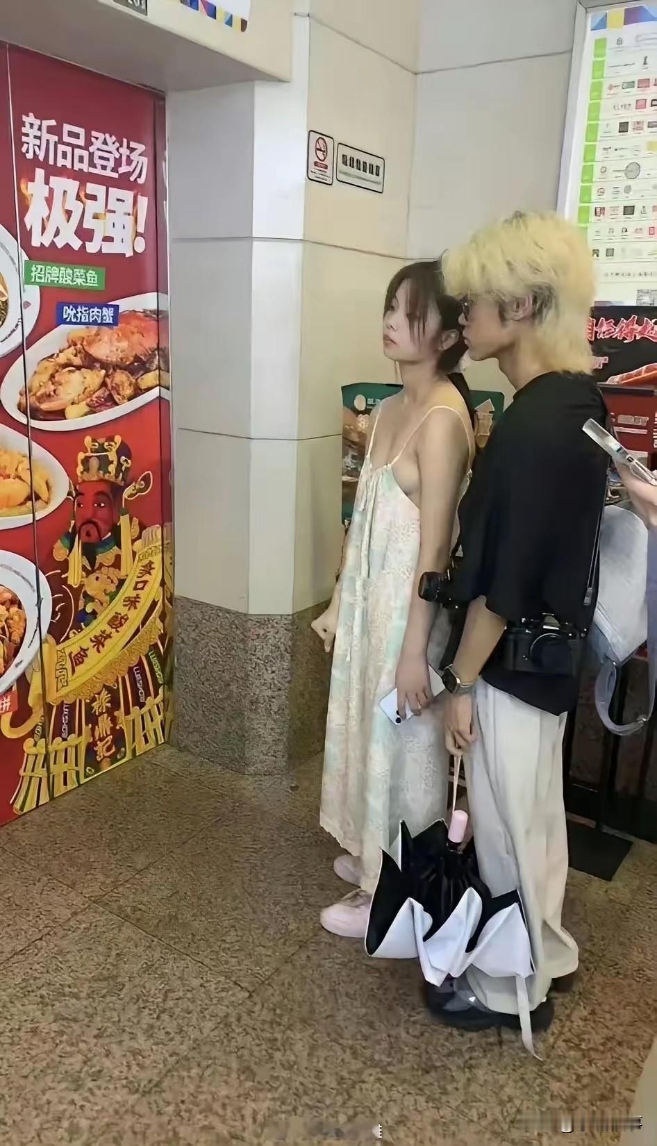 每个时代的黄毛都不缺女朋友[捂脸哭][捂脸哭][捂脸哭]