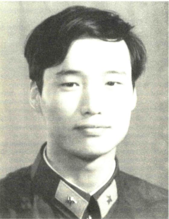 1986年，趁着大雾弥漫，我军两名勇士摸到越军鼻子底下布雷，谁知雷还没布