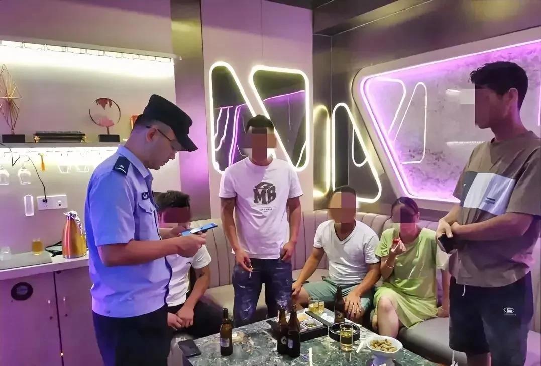 云南腾冲，一男子带着妻子和妹妹来到KTV参加朋友生日聚会时，另一男子举止不端，多