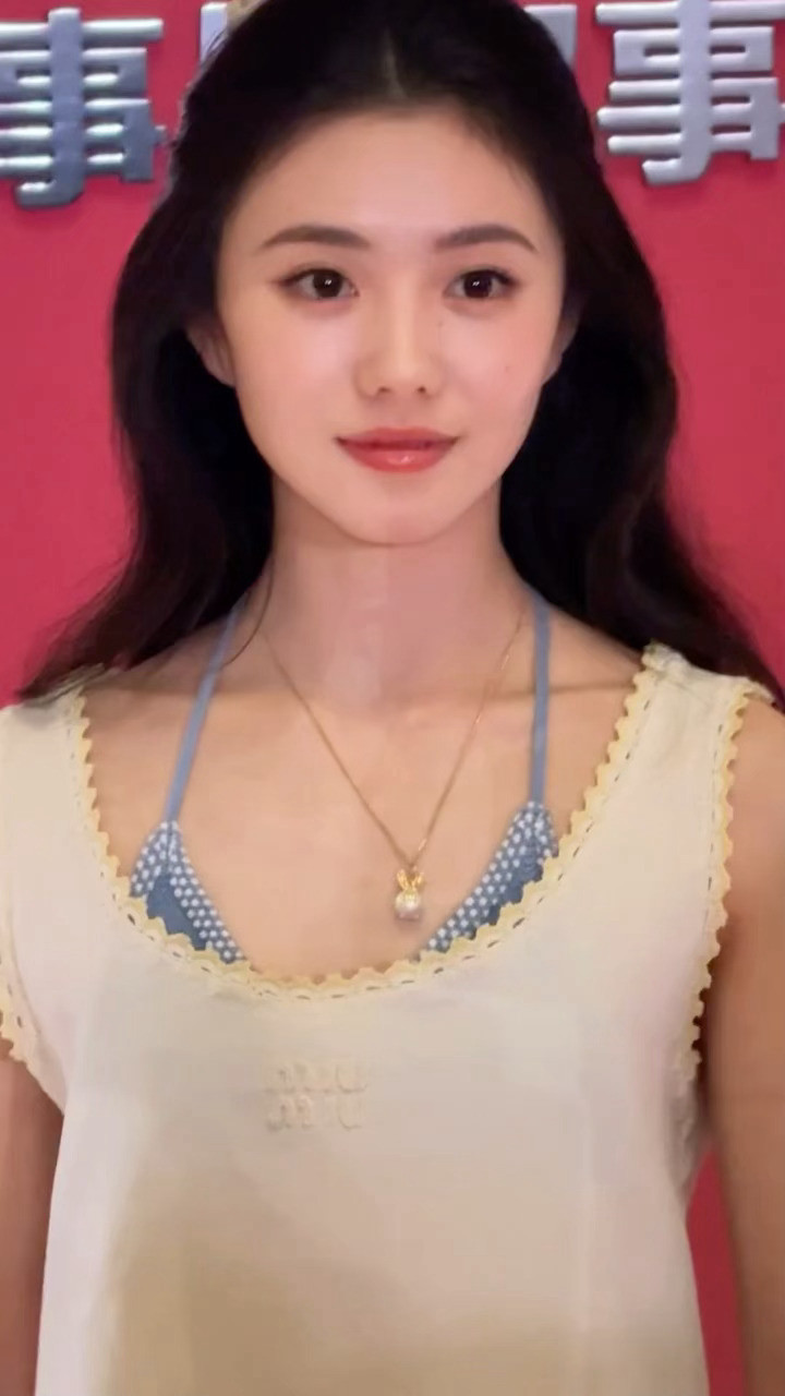 刘浩存🎀MiuMiu今天的公主👸🏻