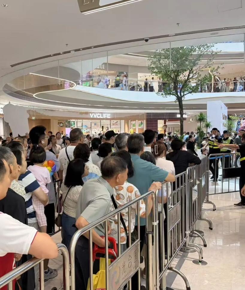 人人人！珠海这个新地标开业，挤爆了！家人们，谁懂啊！今天一大早，珠海拱北这边