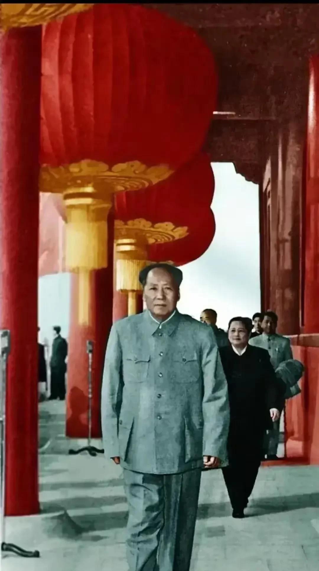 在历史的画卷中，毛主席迈着坚定有力的步伐，走在画面的前方。他身着那身标志性的中山