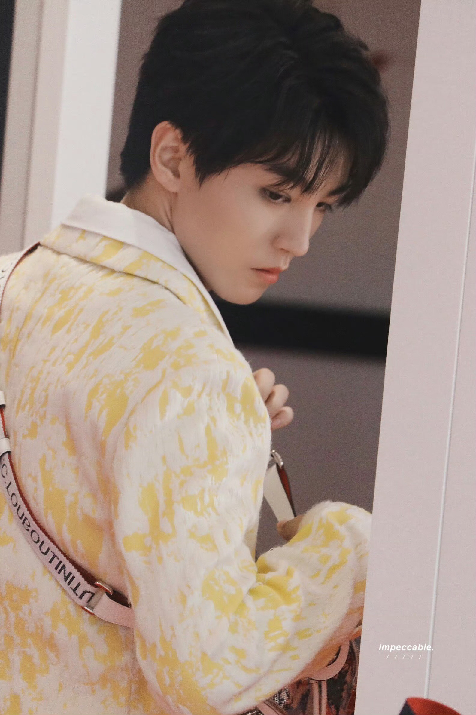 不过话说回来，CL这次真是美得格外喧嚣，微烟熏眼妆衬得五官更深邃了🤲