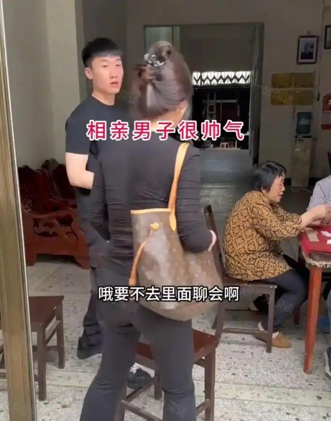 亲戚牵线给我介绍了个00后小姑娘，见面那天家里长辈都在堂屋打牌，姑娘一眼看见站在