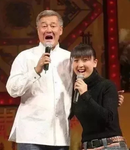 2001年，闫学晶在参演《刘老根》时，为了还同事句号人情，在没有与赵本山商量的情