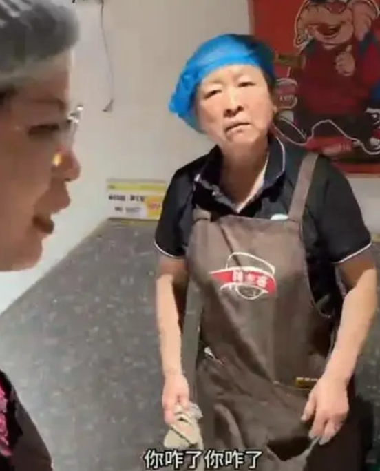 “她70多了，不可能给你们道歉。”5月4日，郑州俩女生去吃螺蛳粉，一楼有空位两人