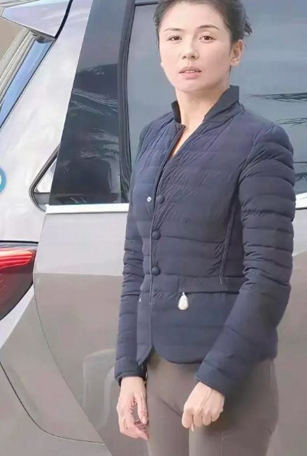 这是刘涛啊！差点没认出来，感觉穿的怪怪的，不说老气，就是怎么只穿了一个紧身裤就