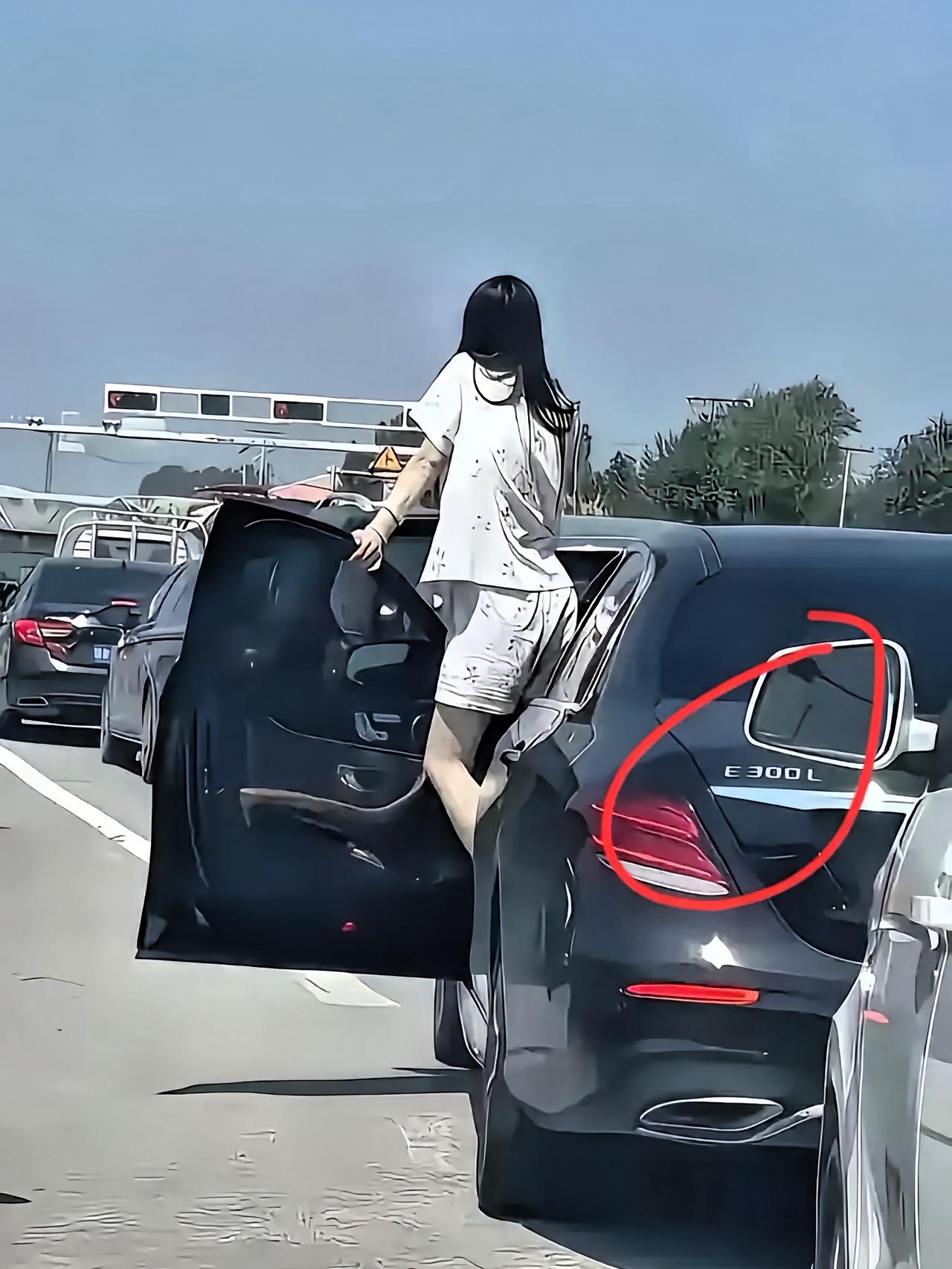 堵车路上我看到一个穿睡衣的女生从奔驰E300L上下来透气，满身名牌，却也和