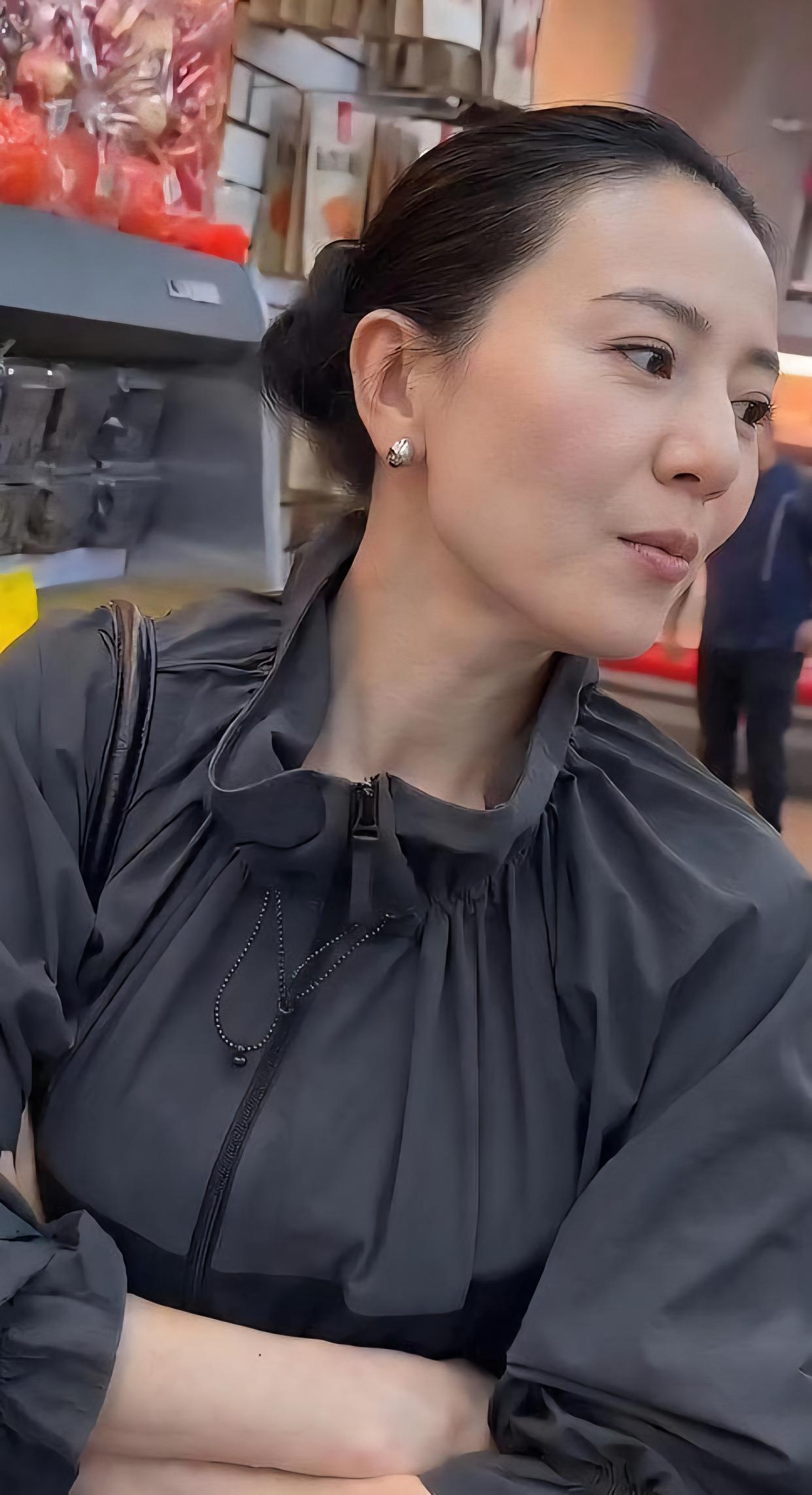 高圆圆素颜逛超市，年近50状态好到离谱！她五官舒展、眉眼放松，皮肤状态自然不紧绷
