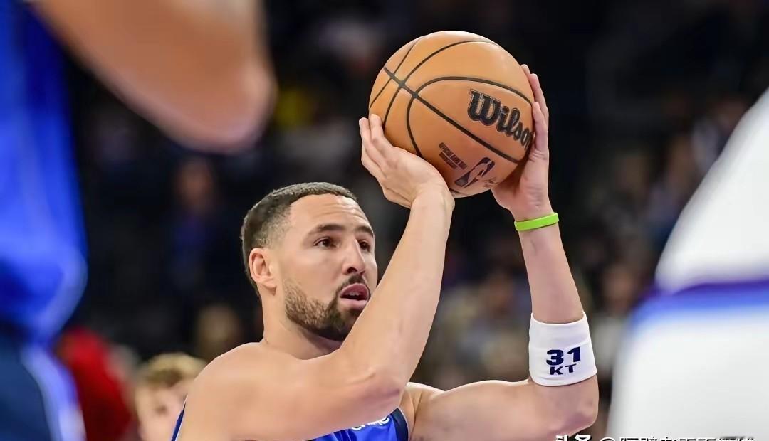 库里一歇，汤普森就哑火。不是老了，是心慌了。三分球不进，不是手凉，是不敢投了