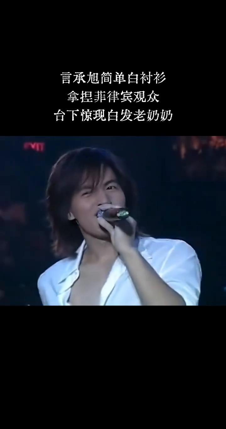 46岁。肌肉把白衬衫撑出棱角。不是精修图。是马尼拉商场里，台下手机拍的侧影