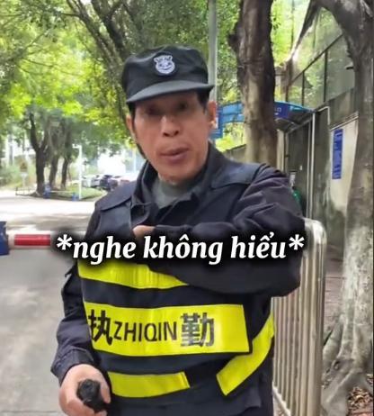 风气真的变了！留学生没有通行证却想把车开进校园充电，没想到保安不让进，留学生一副