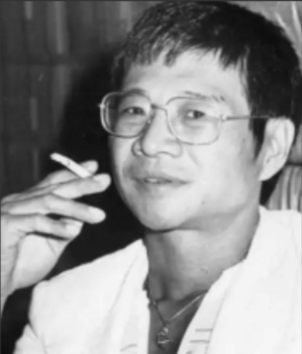 1957年，倪匡伪造各种公章、证件、介绍信，由内蒙古畏罪潜逃至广州，七月间偷渡至