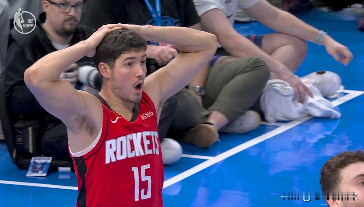 火箭新星谢波德真是让人捉摸不透！在今天火箭客场以112：106击败雷霆的比赛中，