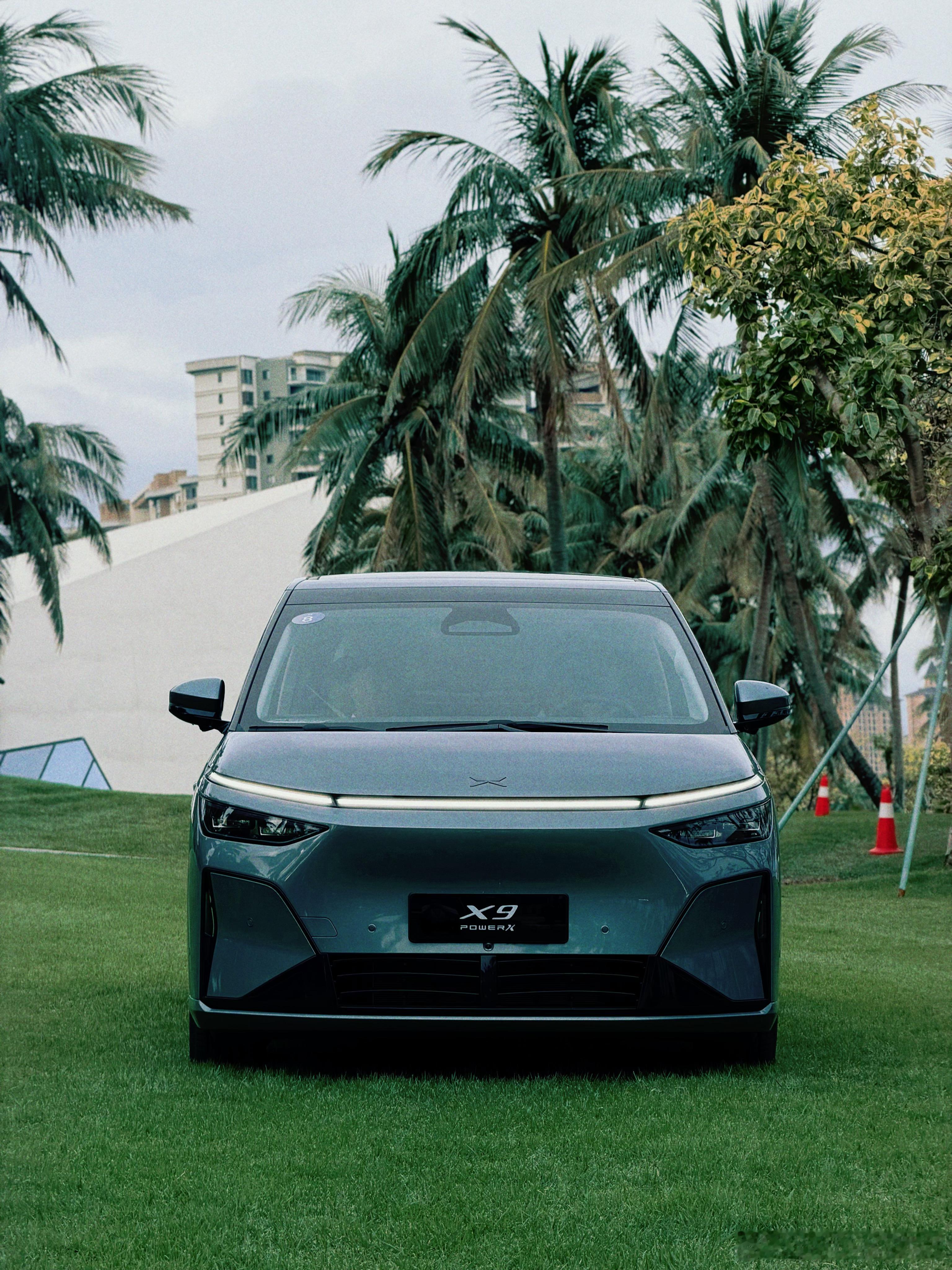 小鹏X9增程版试驾活动做得很用心～选的酒店就在海边，把X9增混版停在草地上