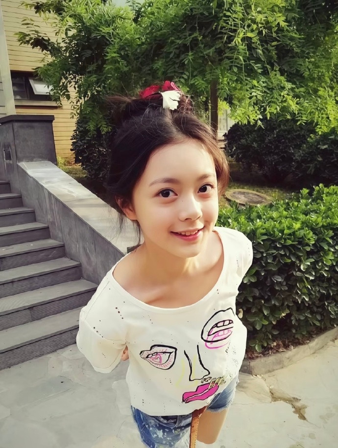 终于知道赵今麦为什么能和这么多帅哥搭戏了！她打小就是美人胚子啊，从小到大一点