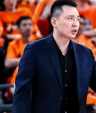 上海男篮主教练卢伟谈球队绅士横扫北京晋级总决赛，他表示：G4这场北京队上来给我们