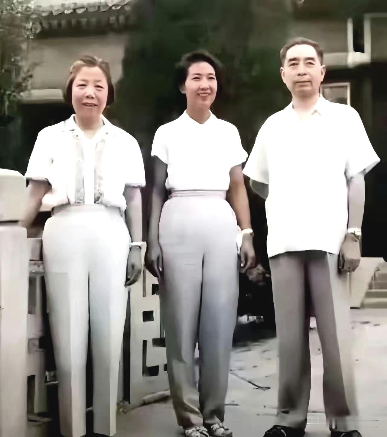历史时光这珍贵的老照片拍摄于1960年的北京。照片是周恩来总理夫妇和一位越剧大