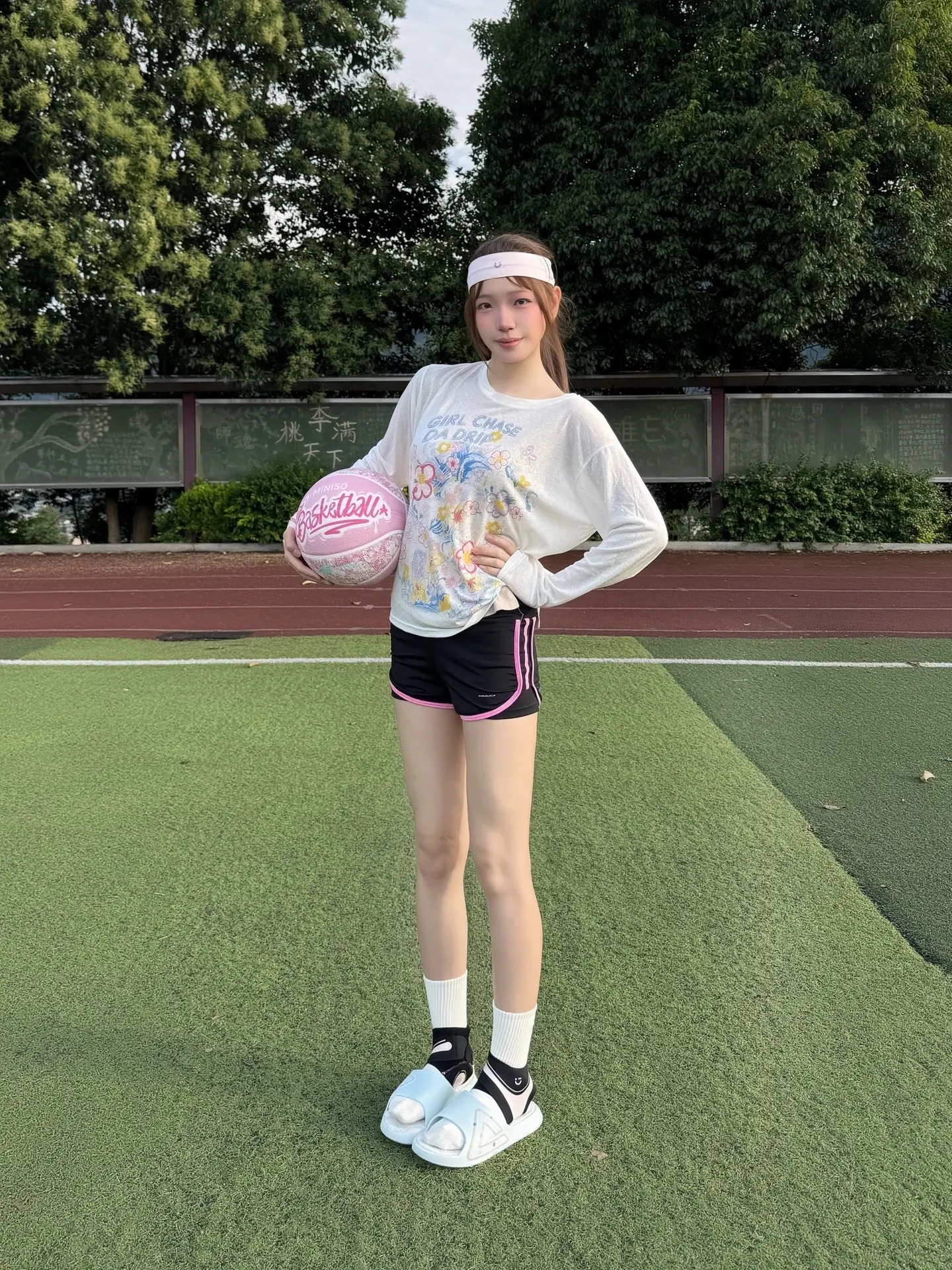 谁说美女不能撑起一片球场