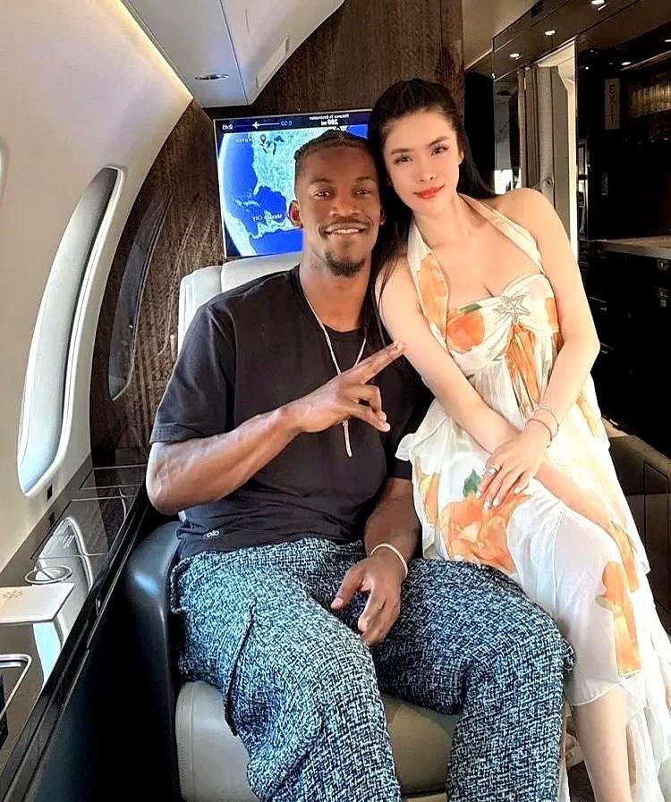 不得不佩服，巴特勒真的太硬了！最近有网友拍到他和国内美女牌手布兰妮坐着私人飞机