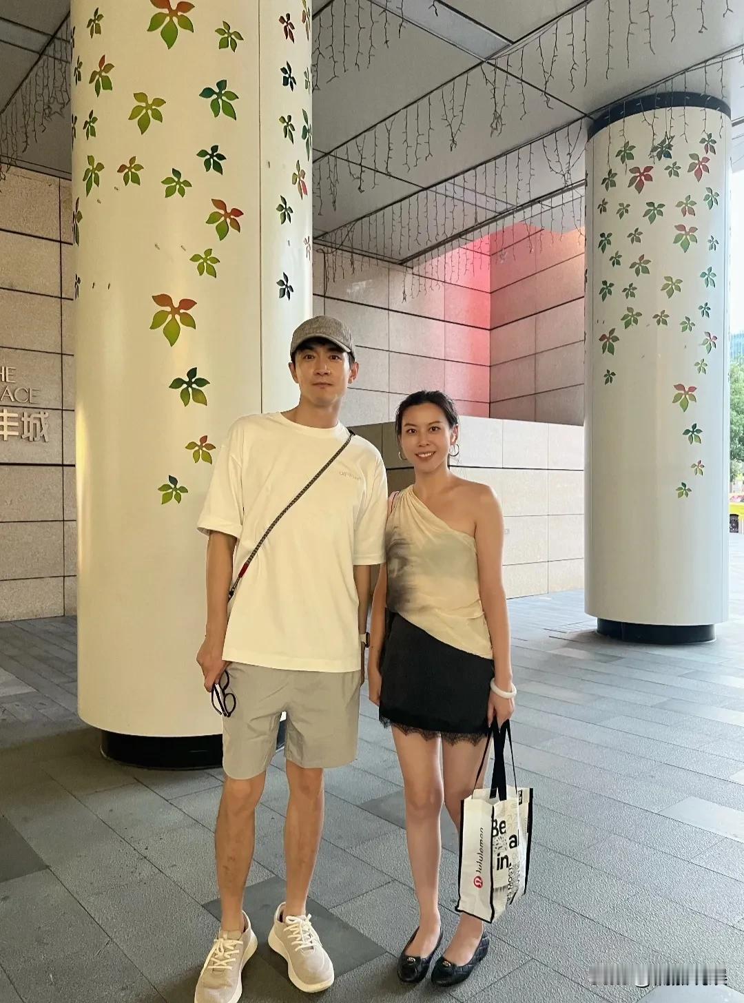 林更新现身上海街头，谁能想到这哥们快四十了，人帅身材好，还少年感满满呀！戴着棒