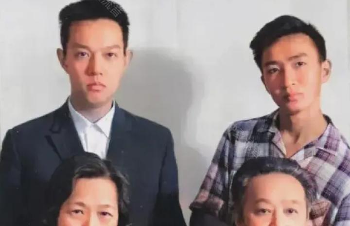 这是60年代，王明一家在莫斯科，留下的照片，镜头中的人分别是他的妻子孟庆树，长子
