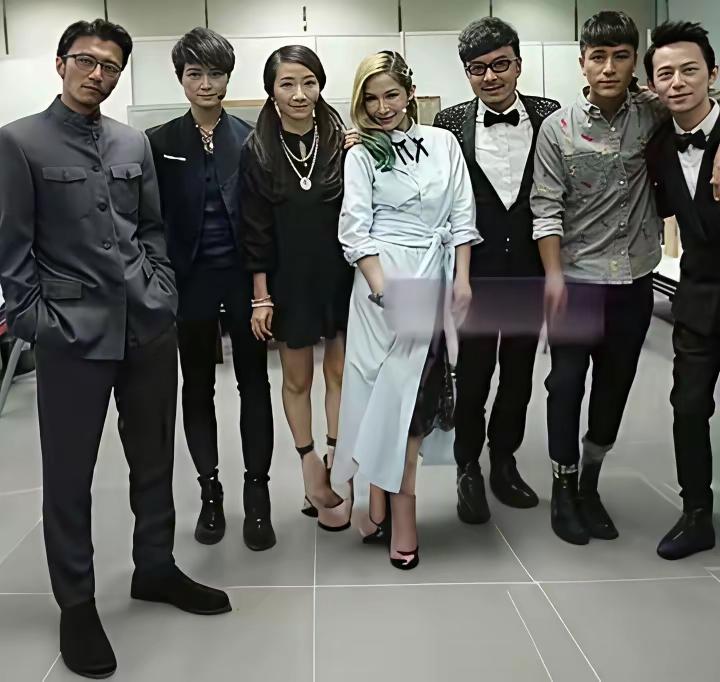 哇哦！请原谅我，居然把李宇春误认成男人了。这张七人合照，就像六个男士簇拥着一位女