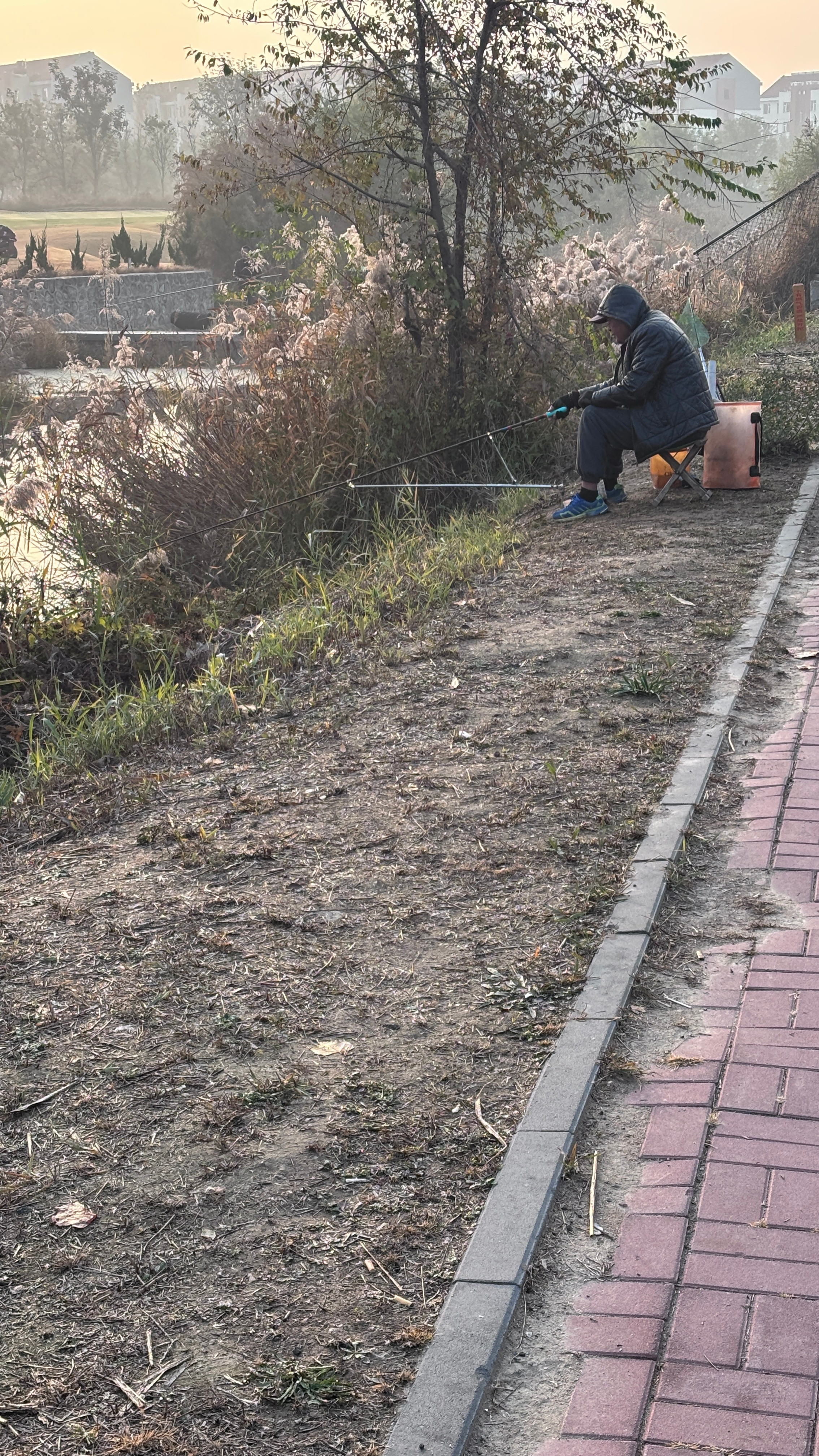 男人对于钓鱼的热爱是不管起早贪黑的。
