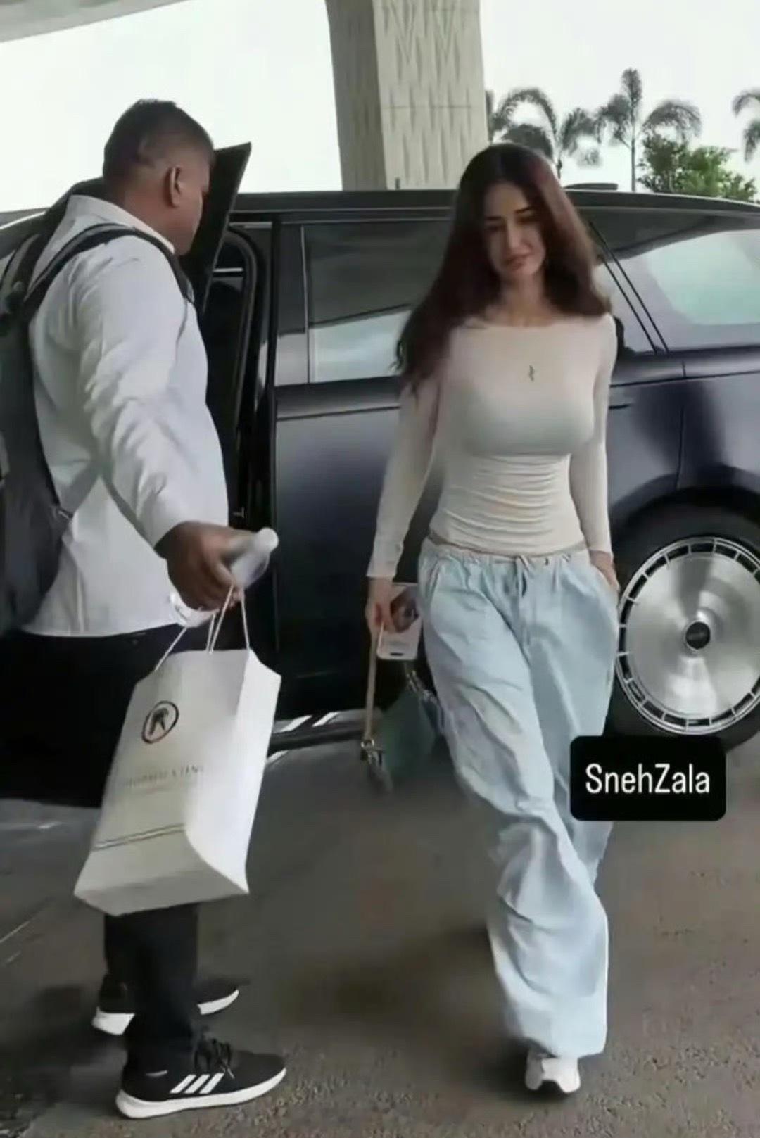 印度第一美人迪莎帕塔尼，身高175cm，体脂率只有12%​​​