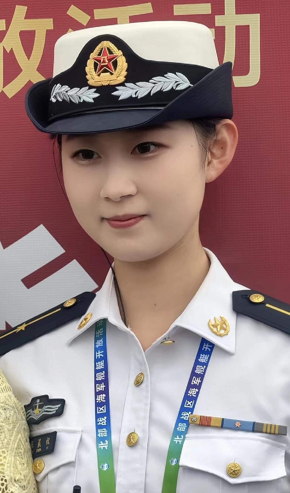 这位美女小姐姐到底是技术军官？还是指挥类军官？从领花来看，是五角星，应该是指