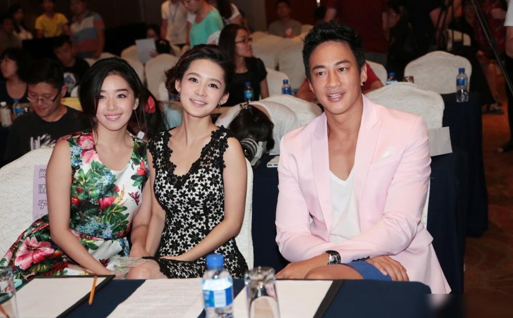 何润东这张老照片，力量大到离谱，但手的位置更吓人。左手公主抱着李沁，后背还驮