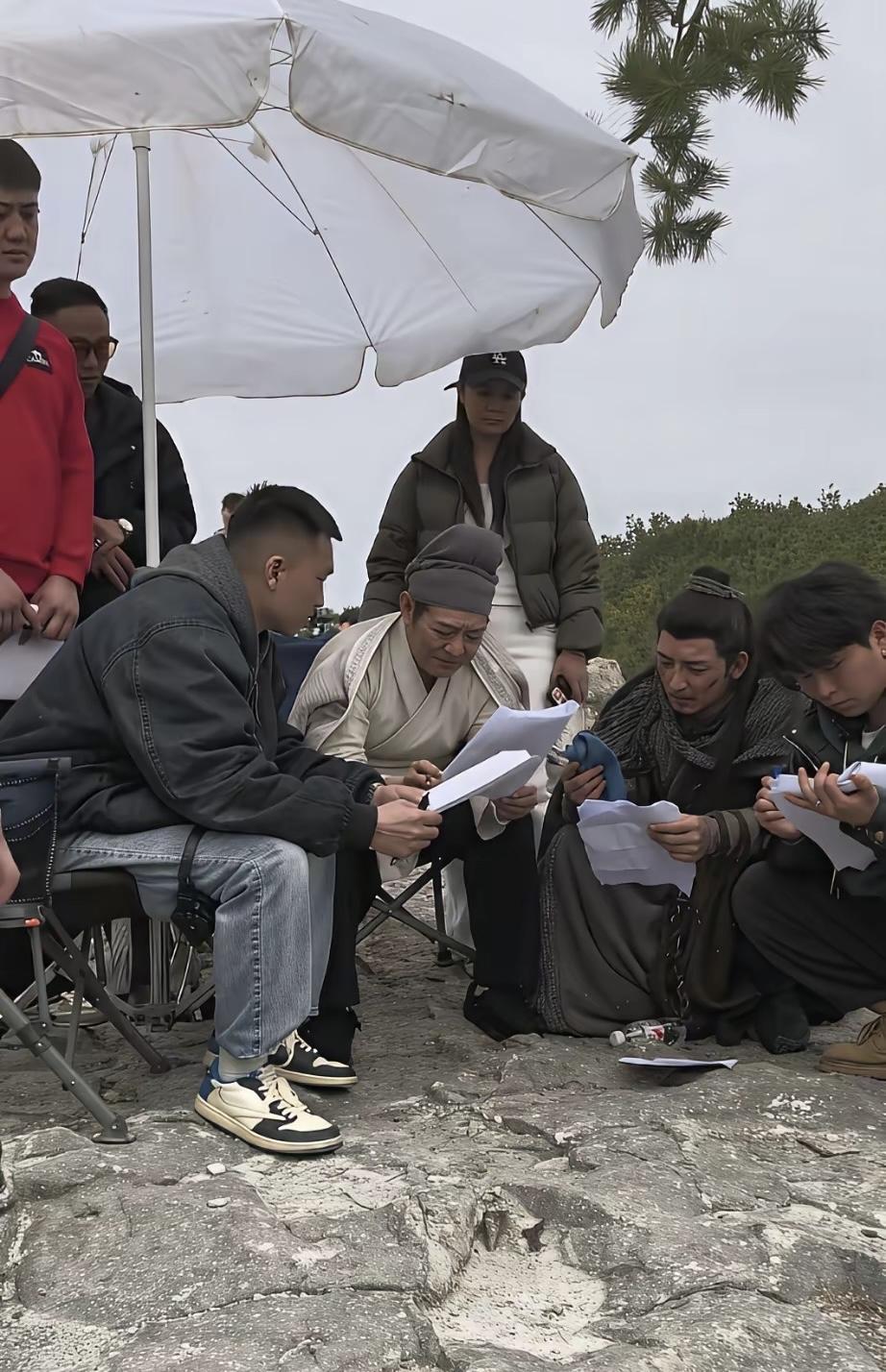 近日，李连杰参与新拍的短剧杀青了，这是他在剧组的一张照片。李连杰身穿古装造型