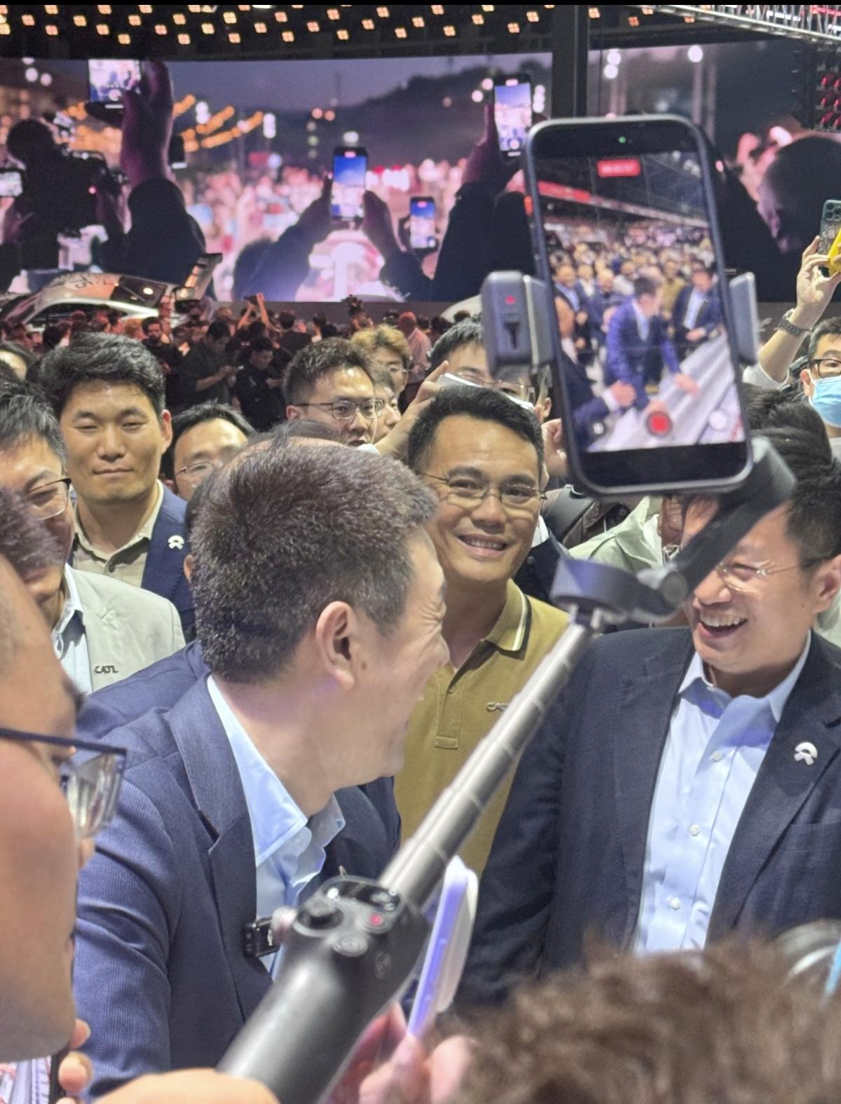 北京车展上，李斌跑到宁德时代的展台和曾毓群有说有笑。李斌感叹市场“太卷了”，曾