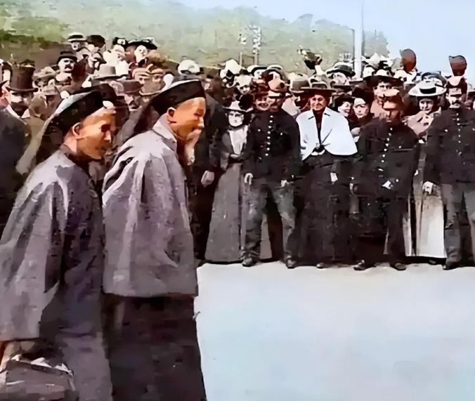1896年，李鸿章大摇大摆地跑到美国，想要给美国人瞧一瞧他的中国风。他特意穿上了
