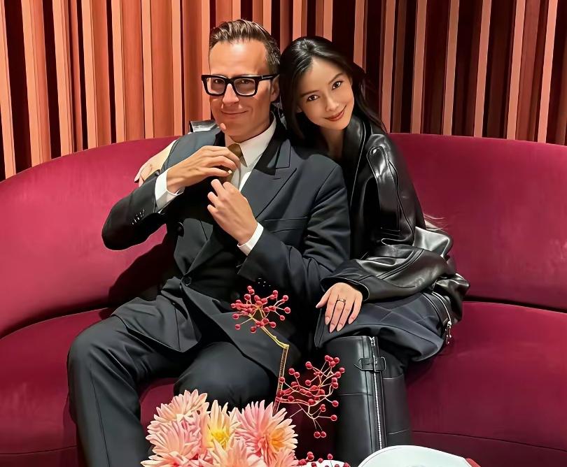 从照片看猜下图两个的人关系！女性是Angelababy（杨颖）！