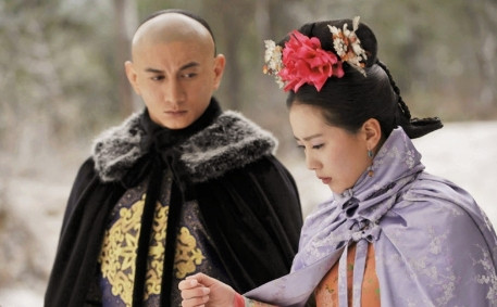 2010年，导演李国立筹拍《步步惊心》找来霍建华出演“四爷”。可他正在拍《倾世皇
