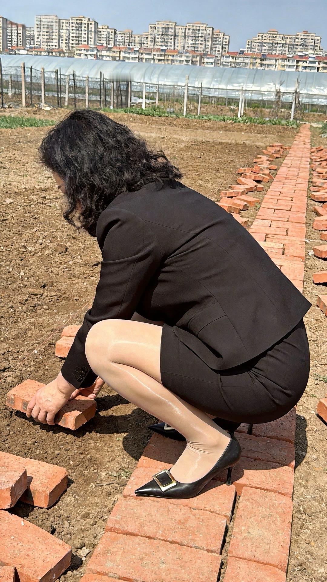 女人如何穿高跟鞋显得很洋气