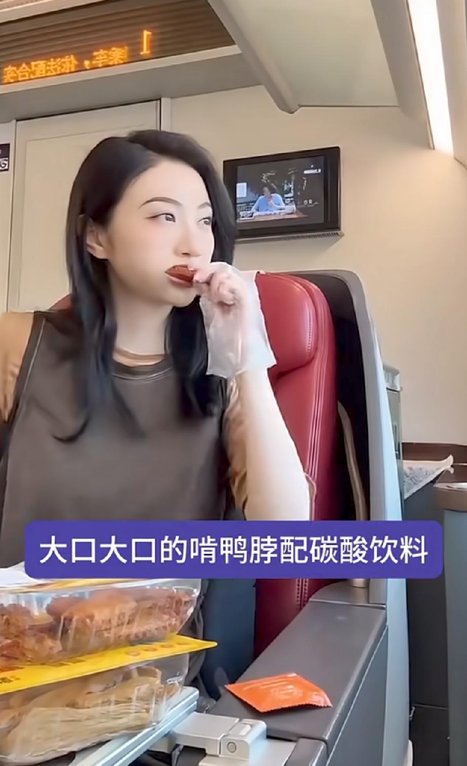 景甜出行啃鸭脖喝快乐水，被赞接地气很少有明星会吃这些重口味高热量的食物，而且