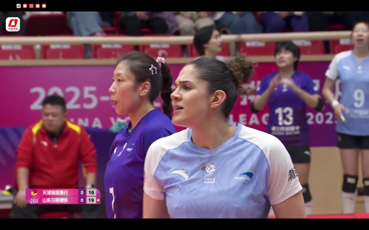 下手够狠的李晨瑄，习惯了扣球找人，每扣一球都有目标的开炮，轰得娜塔莉娅是眼冒金星
