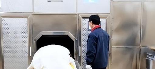 1995年，东莞市殡仪馆内送来了一具已经有味道的女尸，火化工人何亚胜正打算把她推