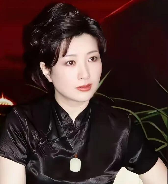 这是九十年代最美的女演员，一袭旗袍装扮，气质如兰，她出道以来为人低调，奈何总是处